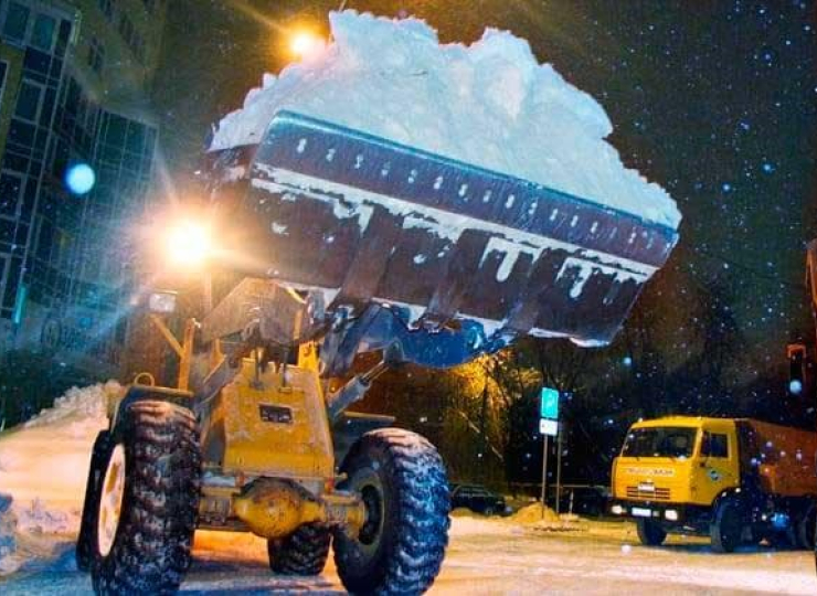 Расчистка снега экскаватором